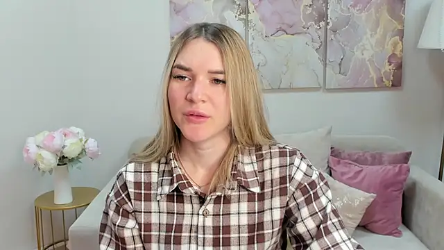 Snapshot of RoxyReignn chatting on June 28, 9:43 pm RoxyReignn online show from June 28, 9:43 pm