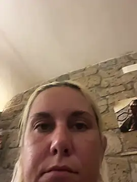 Snapshot of Sofia_beee chatting on July 2, 1:39 pm Sofia beee online show from July 2, 1:39 pm