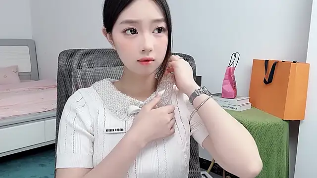 Yoyo33355 online show from June 11, 3:48 am