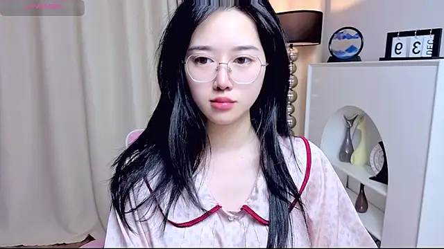 Snapshot of miuu6868 chatting on June 6, 2:05 am miuu6868 online show from June 6, 2:05 am