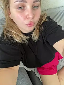 kira235 online show from August 1, 2:05 pm