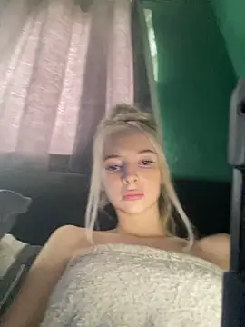 Snapshot of Glowing_Manny_Riah chatting on June 3, 3:50 pm Glowing Manny Riah online show from June 3, 3:50 pm