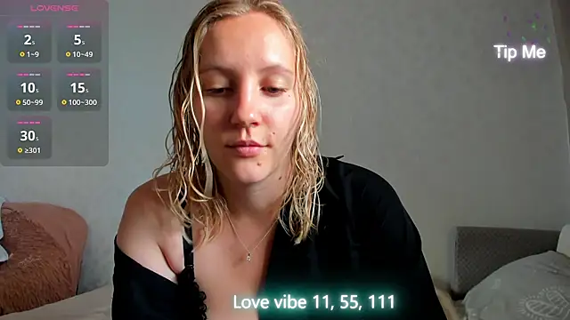Snapshot of Ann_first_kiss chatting on July 30, 1:04 am Ann first kiss online show from July 30, 1:04 am