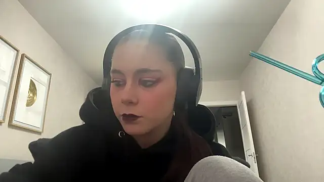 elfLiana online show from June 1, 4:41 pm
