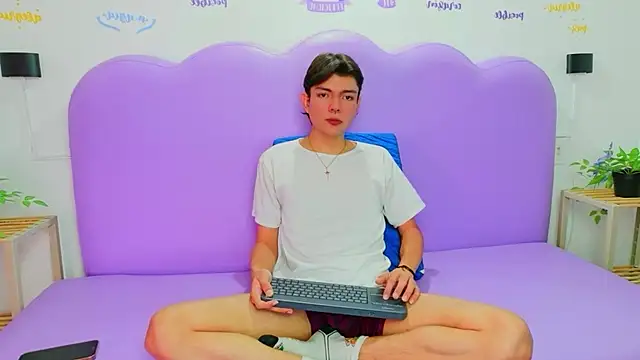 Snapshot of Liamdelrey chatting on July 3, 3:24 am Liamdelrey online show from July 3, 3:24 am
