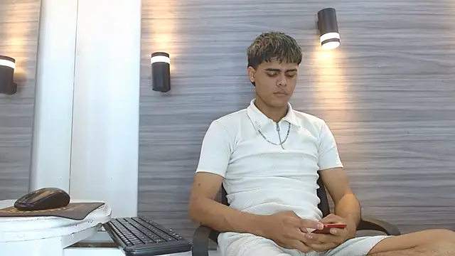 Snapshot of LeleHott01 chatting on June 24, 2:32 am LeleHott01 online show from June 24, 2:32 am