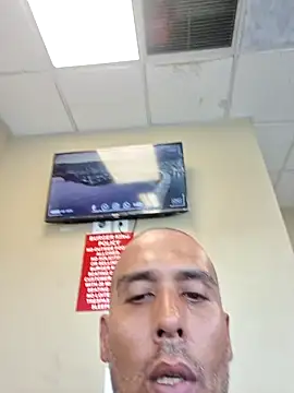 Snapshot of mikey2840 chatting on August 3, 6:33 pm mikey2840 online show from August 3, 6:33 pm