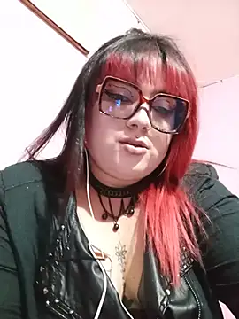 Snapshot of curvy_latina chatting on June 23, 4:32 am curvy latina online show from June 23, 4:32 am