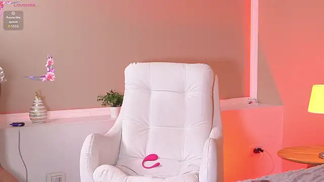 Snapshot of Naomi_Silk chatting on June 5, 12:44 pm Naomi Silk online show from June 5, 12:44 pm