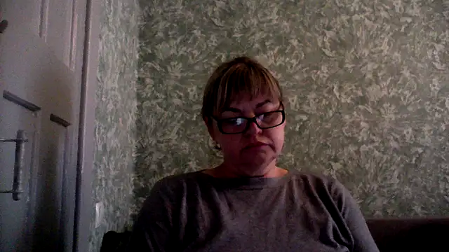 Snapshot of Empress211 chatting on June 1, 5:20 am Empress211 online show from June 1, 5:20 am