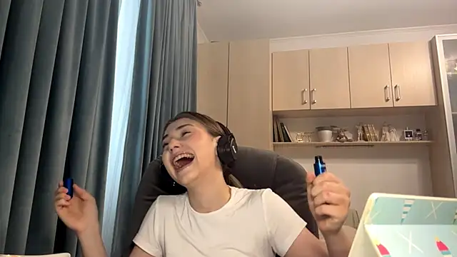 Snapshot of CameTruce chatting on June 17, 2:18 pm CameTruce online show from June 17, 2:18 pm