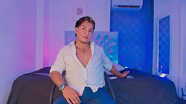 Snapshot of Joel_carterr chatting on July 18, 9:29 pm Joel carterr online show from July 18, 9:29 pm