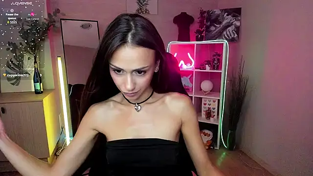Snapshot of Petite_Moly chatting on July 2, 8:42 am Petite Moly online show from July 2, 8:42 am