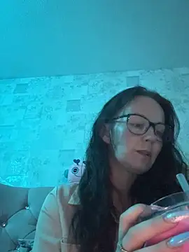 Snapshot of Luna-Vale chatting on May 27, 10:29 pm Luna-Vale online show from May 27, 10:29 pm