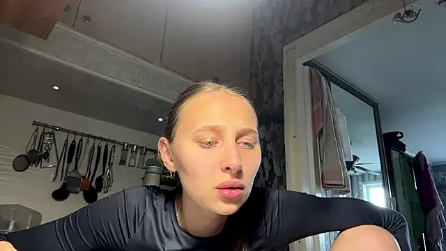 Snapshot of AlidaReff chatting on June 2, 3:25 pm AlidaReff online show from June 2, 3:25 pm