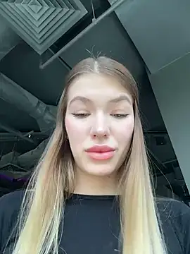 Snapshot of Dreamy_Mia chatting on June 5, 9:15 am Dreamy Mia online show from June 5, 9:15 am
