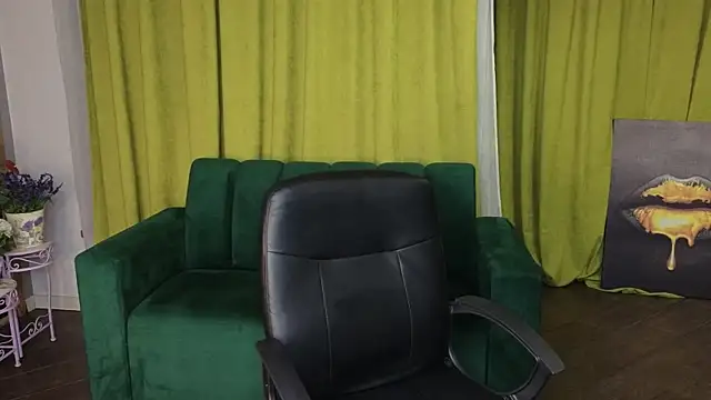 Snapshot of AlisaFoxis chatting on June 10, 6:18 pm AlisaFoxis online show from June 10, 6:18 pm