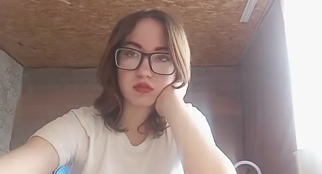 Snapshot of OliviaMoment chatting on June 1, 9:44 am OliviaMoment online show from June 1, 9:44 am