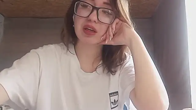 Snapshot of OliviaMoment chatting on June 2, 9:22 am OliviaMoment online show from June 2, 9:22 am