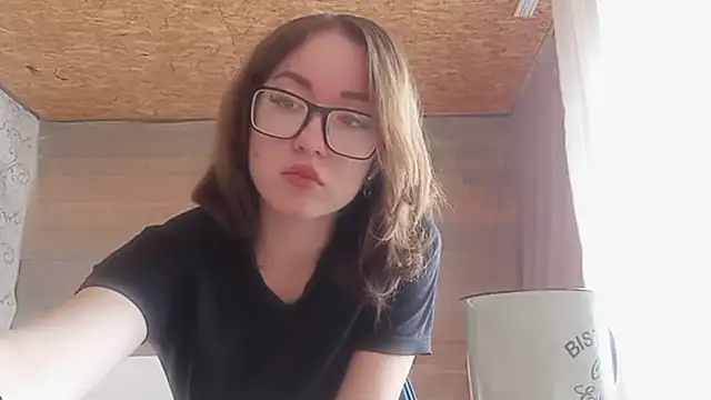 Snapshot of OliviaMoment chatting on June 5, 10:21 am OliviaMoment online show from June 5, 10:21 am