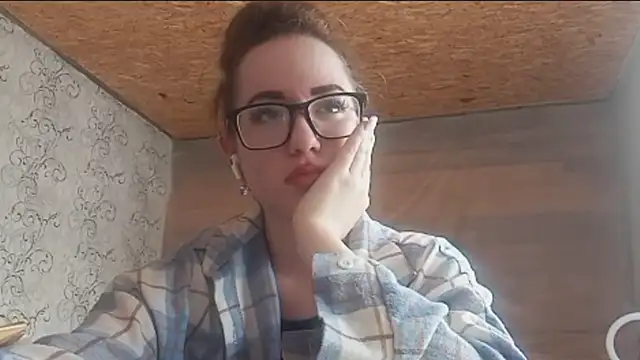 Snapshot of OliviaMoment chatting on June 6, 9:58 am OliviaMoment online show from June 6, 9:58 am