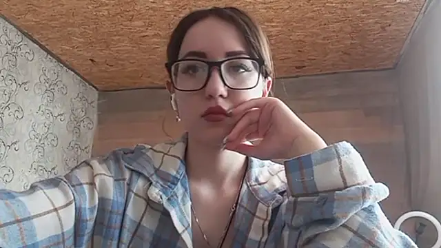 Snapshot of OliviaMoment chatting on June 7, 10:08 am OliviaMoment online show from June 7, 10:08 am