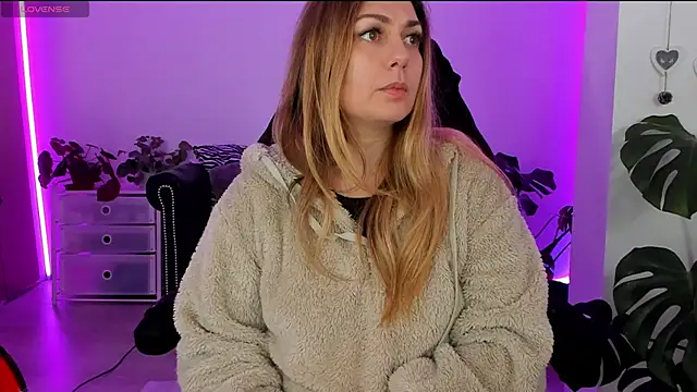 LindaWhite  online show from February 8, 9:57 pm