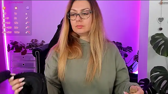 LindaWhite  online show from February 10, 9:25 pm