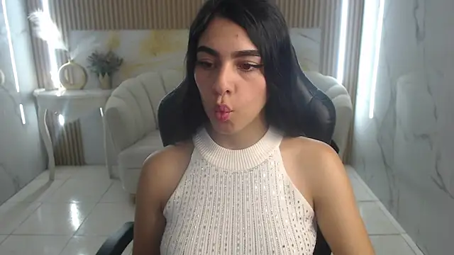 Snapshot of Emilly_s chatting on June 5, 12:33 pm Emilly s online show from June 5, 12:33 pm