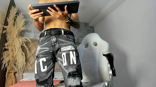 LucasJhonson  online show from June 9, 1:17 am