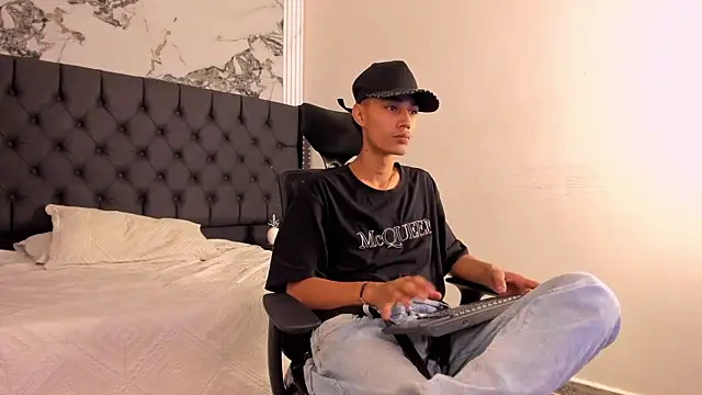 LucasJhonson  online show from June 10, 4:34 am