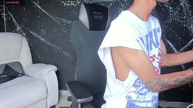 LucasJhonson  online show from July 24, 7:23 pm