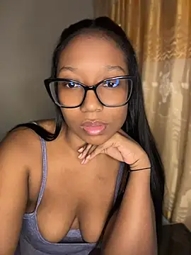Snapshot of chell_iivy chatting on July 9, 5:44 am chell iivy online show from July 9, 5:44 am