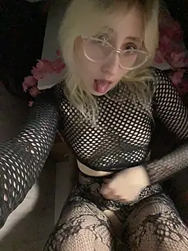 Snapshot of xp_blondie chatting on June 26, 7:29 pm xp blondie online show from June 26, 7:29 pm