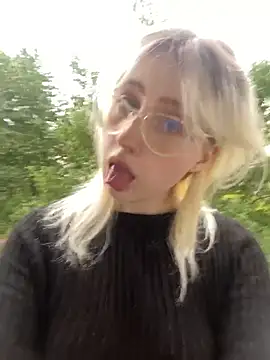 Snapshot of xp_blondie chatting on July 3, 2:45 pm xp blondie online show from July 3, 2:45 pm