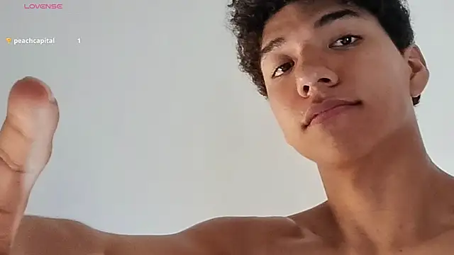 Snapshot of Maximiliano_Young chatting on July 15, 12:32 pm Maximiliano Young online show from July 15, 12:32 pm