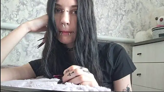 KrissyHiott online show from June 8, 4:13 am