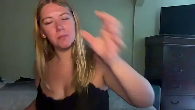 Snapshot of allyanalangell chatting on July 29, 4:27 pm allyanalangell online show from July 29, 4:27 pm