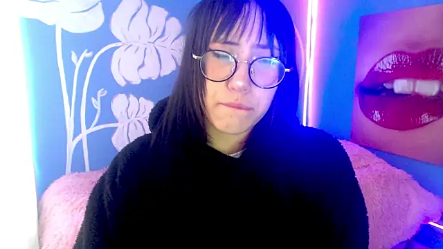 Snapshot of eli_doll chatting on July 8, 11:15 am eli doll online show from July 8, 11:15 am