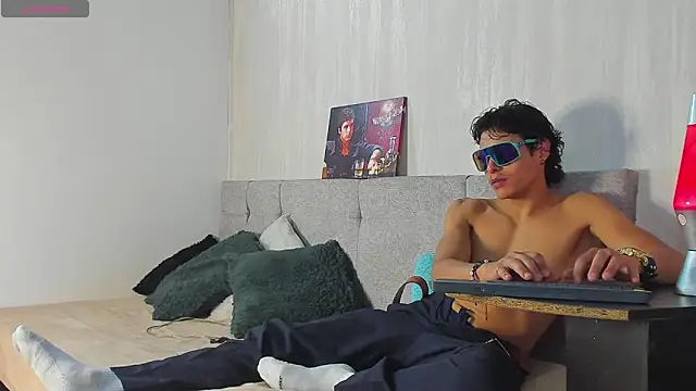 tommyhot7 online show from June 12, 8:19 pm