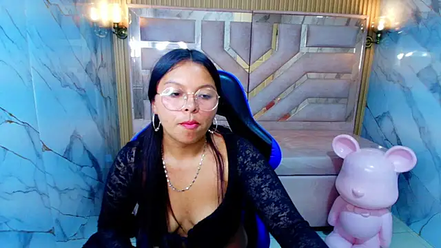 Snapshot of sophy_r chatting on June 3, 9:09 pm sophy r online show from June 3, 9:09 pm
