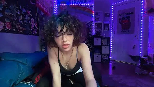 Snapshot of petitewhitebaee chatting on June 13, 10:46 am petitewhitebaee online show from June 13, 10:46 am