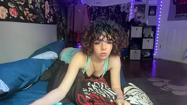 Snapshot of petitewhitebaee chatting on June 15, 5:04 pm petitewhitebaee online show from June 15, 5:04 pm