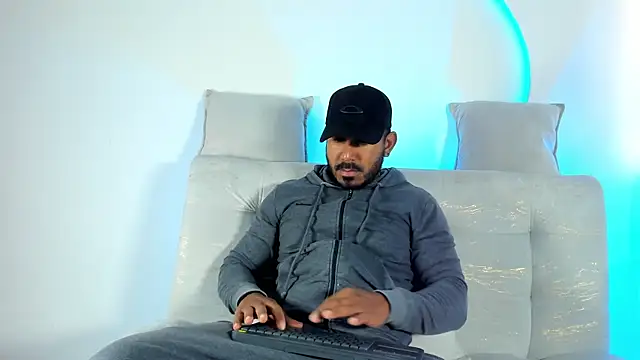Snapshot of LeoCarter_ chatting on July 7, 10:08 am LeoCarter online show from July 7, 10:08 am