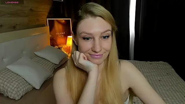 ReginaAmour online show from June 3, 1:03 pm