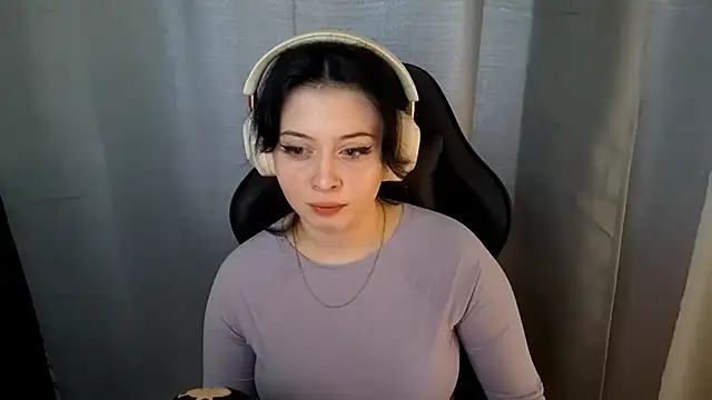 Snapshot of YunaLush chatting on June 5, 6:52 am YunaLush online show from June 5, 6:52 am