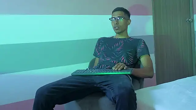 Snapshot of theo_steel_ chatting on June 10, 1:43 pm theo steel online show from June 10, 1:43 pm