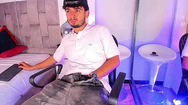 Snapshot of LucasThomson_ chatting on July 15, 3:56 am LucasThomson online show from July 15, 3:56 am
