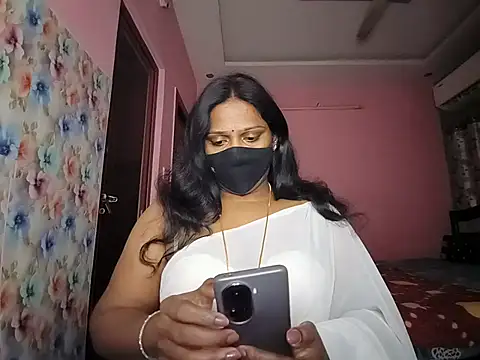 Snapshot of Meenakshy chatting on June 17, 5:25 pm Meenakshy online show from June 17, 5:25 pm