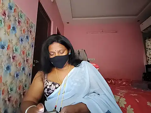 Snapshot of Meenakshy chatting on August 3, 9:04 am Meenakshy online show from August 3, 9:04 am